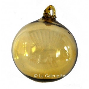 Boule de Noël en verre ambre