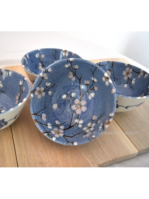 Bol japonais décor fleur de cerisier sur fond bleu.