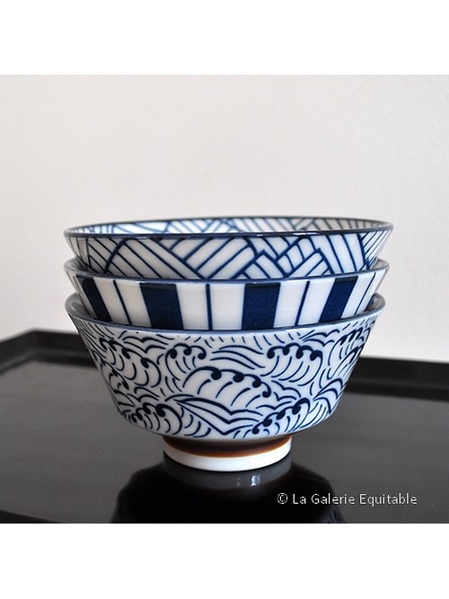 Les 3 bols en porcelaine du Japon avec décors bleus La Galerie Equitable