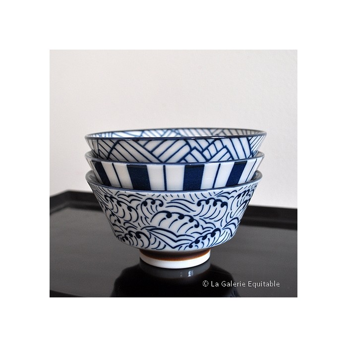 Les 3 bols en porcelaine du Japon avec décors bleus La Galerie Equitable