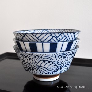 Les 3 bols en porcelaine du Japon avec décors bleus La Galerie Equitable
