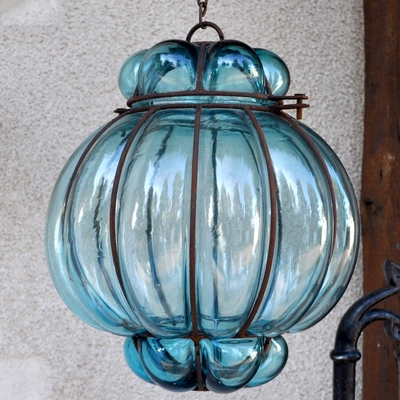 Lampes et lanternes en verre soufflé et fer forgé